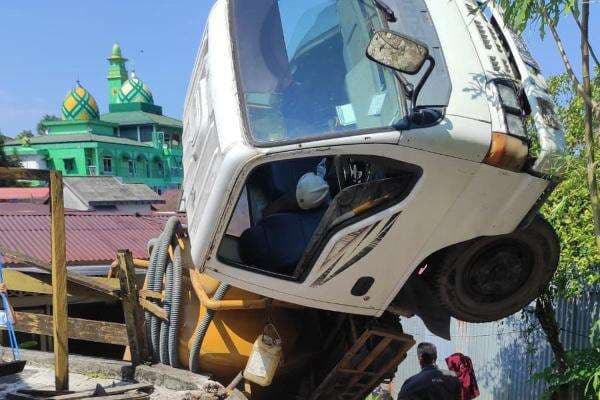 Truk Sedot WC Terguling, Tinja Tumpah di Rumah, Baunyaaa Truk Sedot WC Terguling, Tinja Tumpah di Rumah, Baunyaaa