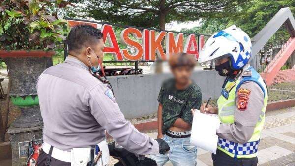 Viral! Tak Terima Ditilang, Pemuda di Tasikmalaya Ngamuk ke Polisi di Taman Kota