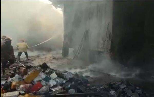 Pabrik Peleburan Aki di Sidoarjo Terbakar, Api Diduga dari Korsleting Listrik Pabrik Peleburan Aki di Sidoarjo Terbakar, Api Diduga dari Korsleting Listrik