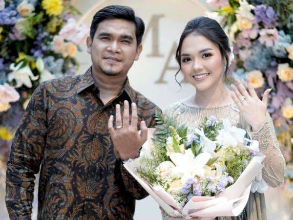 Potret Lamaran Maell Lee dengan Anggita Oktaviani, Netizen: Gimmick Terus Ya Kalian Potret Lamaran Maell Lee dengan Anggita Oktaviani, Netizen: Gimmick Terus Ya Kalian