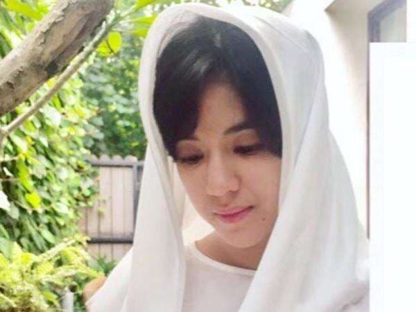 Gaya Outfit DJ Una Berhijab Putih Bikin Hati Sejuk, Wajahnya Maish Polos Gaya Outfit DJ Una Berhijab Putih Bikin Hati Sejuk, Wajahnya Maish Polos