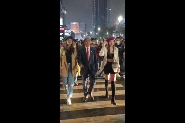 Lord Rangga Kunjungi Citayam Fashion Week, Bawa 2 Wanita Cantik Lord Rangga Kunjungi Citayam Fashion Week, Bawa 2 Wanita Cantik