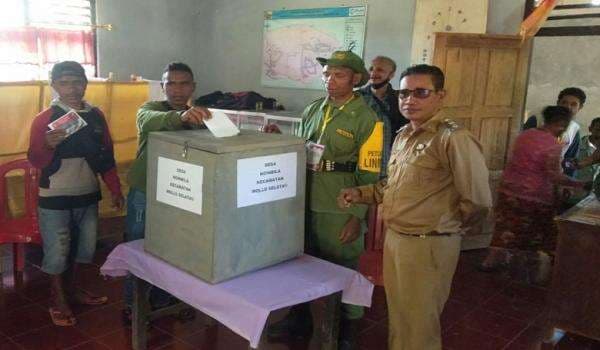 Wakil Bupati TTS Monitoring Pilkades Serentak Hari ini Wakil Bupati TTS Monitoring Pilkades Serentak Hari ini