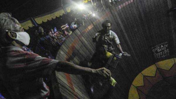 Atraksi Tong Setan di Jember Makan Korban, Joki Jatuh Motor Lukai 3 Penonton Atraksi Tong Setan di Jember Makan Korban, Joki Jatuh Motor Lukai 3 Penonton