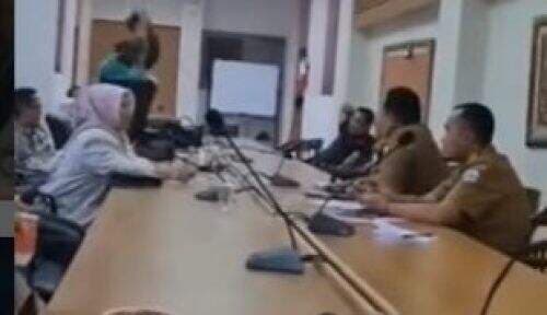 Viral Anggota DPRD Fraksi PDIP Ngamuk Sambil Banting Mik, Netizen: Yang Satu Suka Banting Mik, Satu Lagi Suka Matiin Mik! Viral Anggota DPRD Fraksi PDIP Ngamuk Sambil Banting Mik, Netizen: Yang Satu Suka Banting Mik, Satu Lagi Suka Matiin Mik!