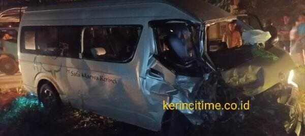 Breaking News! Kecelakaan Travel Safa Marwa Vs Pick Up di Jalan Ness