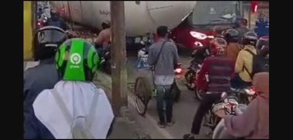 Cuma di Indonesia Pesawat Terbang Bikin Macet Jalan Raya, Warga Dunia Auto Melongo Lihat Videonya! Cuma di Indonesia Pesawat Terbang Bikin Macet Jalan Raya, Warga Dunia Auto Melongo Lihat Videonya!