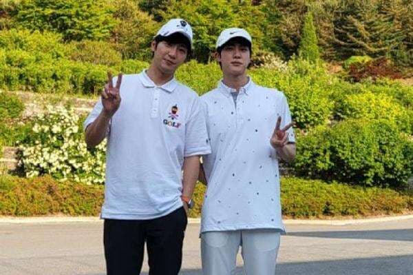 Potret Persahabatan Lee Sang Yeob dan Jin BTS, Kerap Bagikan Momen Bersama Potret Persahabatan Lee Sang Yeob dan Jin BTS, Kerap Bagikan Momen Bersama