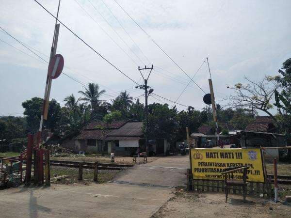 Warga Swadaya Bangun Palang Pintu di Perlintasan Kereta Api Desa Silebu Warga Swadaya Bangun Palang Pintu di Perlintasan Kereta Api Desa Silebu