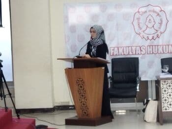 Nova Monaya Raih Gelar Doktor dari Program S3 Ilmu Hukum UNS Nova Monaya Raih Gelar Doktor dari Program S3 Ilmu Hukum UNS