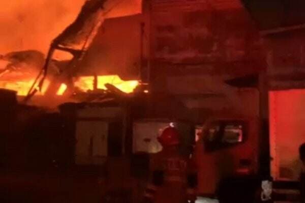 Pabrik di Kalideres Terbakar Hebat, 22 Mobil Damkar 110 Personel Dikerahkan ke Lokasi