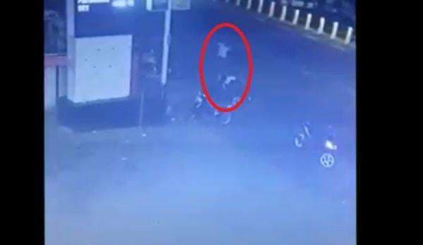 Mabuk, Pria di Makassar Tikam Pengendara Motor, Aksinya Terekam CCTV