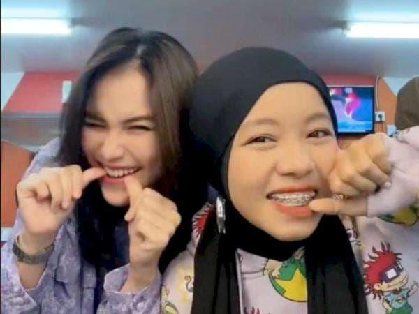 Outfit Fatimah Halilintar Joget Bareng Ayu Ting-Ting Disorot, Netizen: Duo Cantik! Outfit Fatimah Halilintar Joget Bareng Ayu Ting-Ting Disorot, Netizen: Duo Cantik!
