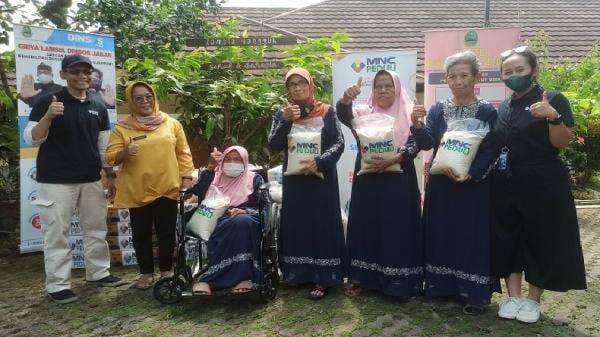 MNC Peduli Berbagi Sembako untuk 60 Lansia di RSLU Sukabumi