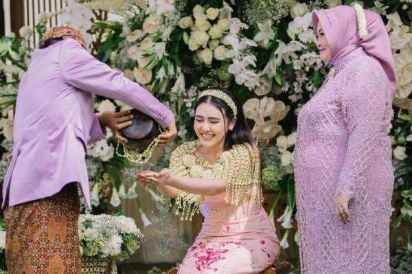 Tata Cara Prosesi Siraman dalam Adat Jawa serta Sesaji Pelengkapnya, Diawali Sungkem ke Orangtua Tata Cara Prosesi Siraman dalam Adat Jawa serta Sesaji Pelengkapnya, Diawali Sungkem ke Orangtua