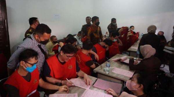 10 Tersangka Kasus DNA Pro dan Barang Bukti Dilimpahkan ke Kejari Kota Bandung 10 Tersangka Kasus DNA Pro dan Barang Bukti Dilimpahkan ke Kejari Kota Bandung