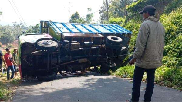 Tak Kuat Menanjak, Truk Pengangkut Kayu Terguling di Jalan Surapati Tak Kuat Menanjak, Truk Pengangkut Kayu Terguling di Jalan Surapati