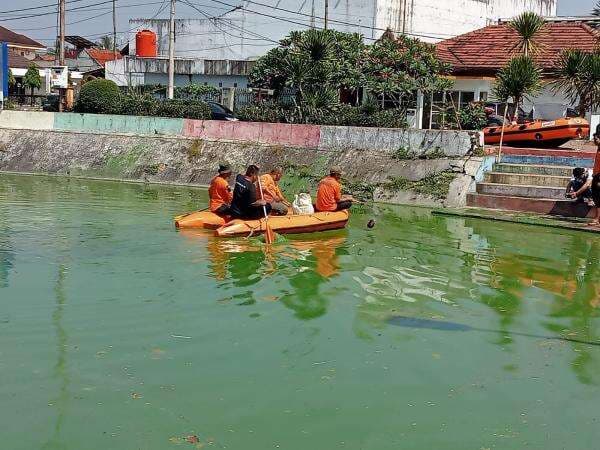 BPBD Lebak Bersihkan Sampah yang Kotori Balong Ranca Lentah BPBD Lebak Bersihkan Sampah yang Kotori Balong Ranca Lentah