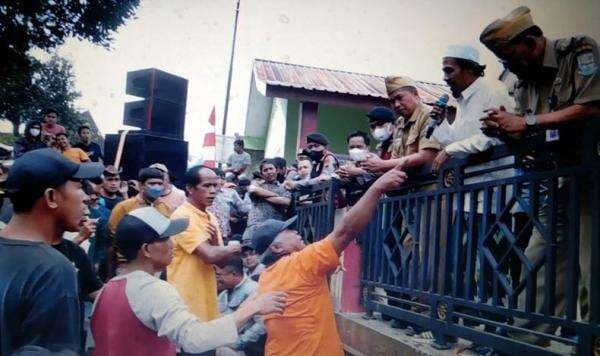 Ratusan Warga di Purbalingga Demo Tuntut 2 Perangkat Desa Berbuat Mesum Dipecat Ratusan Warga di Purbalingga Demo Tuntut 2 Perangkat Desa Berbuat Mesum Dipecat