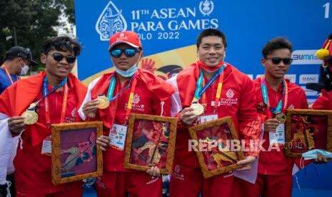 In Picture: Medali Emas Renang Estafet 4x100 Gaya Campuran Putra S14 APG 2022
