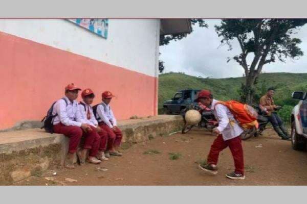 Miris! Inilah Kisah Perjuangan Egi, demi Sekolah Rela Berjalan Kaki Naik Turun Bukit 3,5 Kilometer Miris! Inilah Kisah Perjuangan Egi, demi Sekolah Rela Berjalan Kaki Naik Turun Bukit 3,5 Kilometer