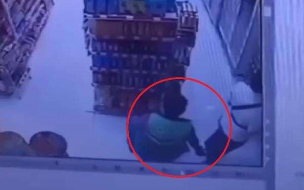 Driver Ojol Mesum Tepergok Foto Bawah Rok Mama Muda di Bali, Jongkok Pura-Pura Cari Barang Driver Ojol Mesum Tepergok Foto Bawah Rok Mama Muda di Bali, Jongkok Pura-Pura Cari Barang