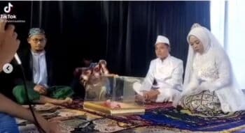 Viral Seorang Bapak <i>Nyungsep</i> dari Atas Panggung saat Ijab Kabul Pengantin, Reaksinya Bikin <i>Ngakak</i> Viral Seorang Bapak <i>Nyungsep</i> dari Atas Panggung saat Ijab Kabul Pengantin, Reaksinya Bikin <i>Ngakak</i>