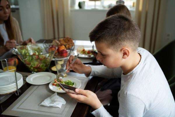 Anak Sebaiknya Tak Makan Sambil Main Gadget, Ini Sebabnya Anak Sebaiknya Tak Makan Sambil Main Gadget, Ini Sebabnya