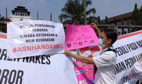 Ribuan Honorer Nakes Demo di Gedung Sate, Tuntut Diangkat ASN
