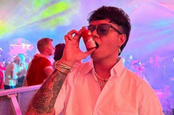 Reza Arap Ungkap Alasan Pakai Baju SMA saat Manggung di Tomorrowland Belgia: Kalau Bawa Wardrobe Keren Effort-nya Lebih Reza Arap Ungkap Alasan Pakai Baju SMA saat Manggung di Tomorrowland Belgia: Kalau Bawa Wardrobe Keren Effort-nya Lebih