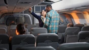 12 Barang Penting Wajib Dibawa Saat Penerbangan, Bikin Liburan Tambah Nyaman!