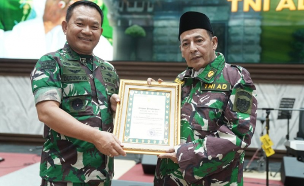 Berjasa Jaga Perdamaian Bangsa, TNI AD Kukuhkan Habib Luthfi Bin Yahya Jadi Warga Kehormatan