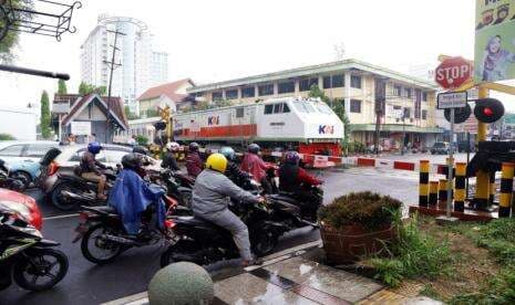 Setelah Odong-odong di Serang, Kini Mobil yang Hambat Perjalanan KA di Cirebon