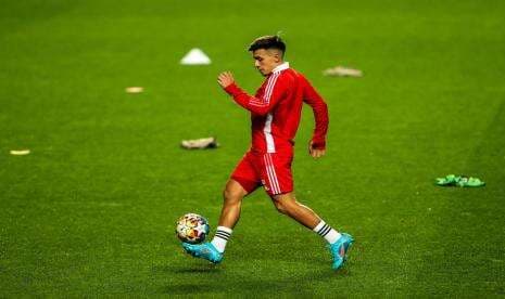 Ten Hag Tegaskan Martinez Bakal Bawa Kemampuan Unik di MU Ten Hag Tegaskan Martinez Bakal Bawa Kemampuan Unik di MU