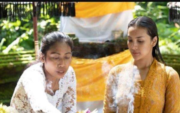 Anya Geraldine Jalani Tradisi Melukat di Bali, Isu Pindah Agama Mencuat