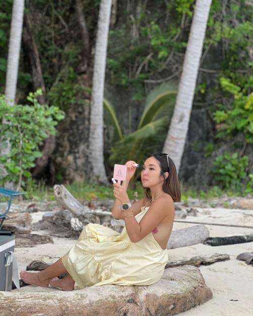 5 Potret Gisel Pamer Punggung, Netizen: Aura Janda Lebih Menawan 5 Potret Gisel Pamer Punggung, Netizen: Aura Janda Lebih Menawan