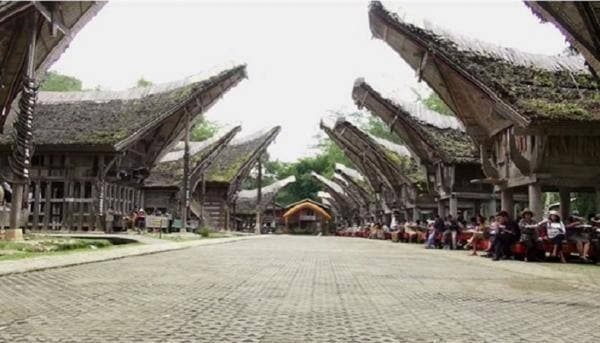 Rumah Adat Tongkonan di Sulawesi Selatan Rumah Adat Tongkonan di Sulawesi Selatan