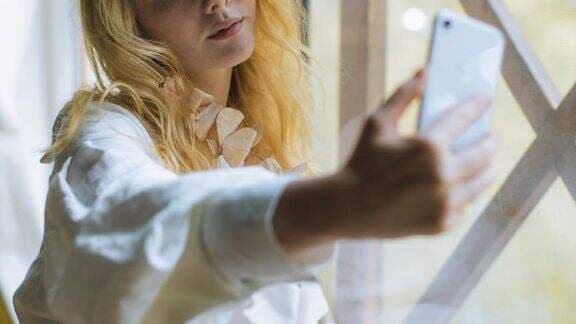 Bikin Terangsang, 3 Tips Aman saat Melakukan Video Call Sex, Berani Coba Moms? Bikin Terangsang, 3 Tips Aman saat Melakukan Video Call Sex, Berani Coba Moms?