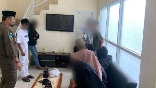 Asyik di Kamar Hotel, 12 Muda-mudi Diduga Pasangan Kumpul Kebo Digerebek Satpol PP Asyik di Kamar Hotel, 12 Muda-mudi Diduga Pasangan Kumpul Kebo Digerebek Satpol PP