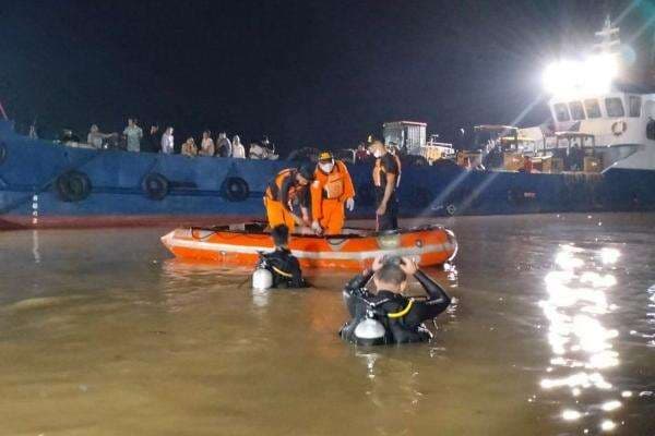 Misteri Sungai Mahakam: Dikira Kayu, Ternyata Ular Raksasa Misteri Sungai Mahakam: Dikira Kayu, Ternyata Ular Raksasa