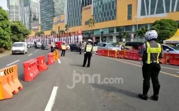 Berhenti di Bundaran Waru, Pengandara Temukan Sesuatu Berhenti di Bundaran Waru, Pengandara Temukan Sesuatu