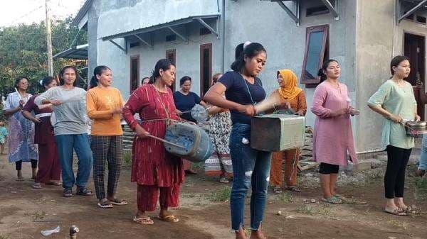 Emak-Emak Latihan Marching Band Pakai Panci dan Ember di Indramayu Emak-Emak Latihan Marching Band Pakai Panci dan Ember di Indramayu