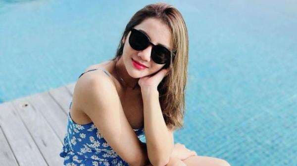 7 Potret Alodya Desi Pose Manja di Pinggir Kolam Renang Pakai Tank Top, Seksinya Bikin Pria Melotot 7 Potret Alodya Desi Pose Manja di Pinggir Kolam Renang Pakai Tank Top, Seksinya Bikin Pria Melotot