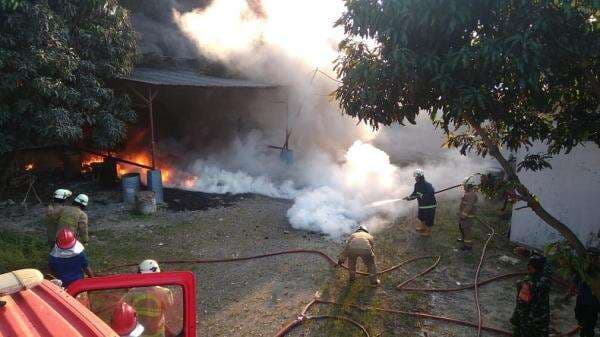 Kebakaran Hanguskan Pabrik Cat di Pagedangan Tangerang