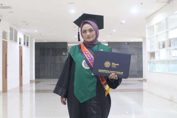 Sosok Sisil, Raih Predikat Wisudawan Terbaik UAD Yogyakarta Sosok Sisil, Raih Predikat Wisudawan Terbaik UAD Yogyakarta