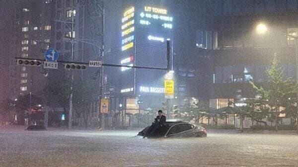 Sempat Heboh, `Ahjussi` yang Viral Terjebak Banjir di Korea Itu Ternyata Jurnalis! Gimana Nasibnya?