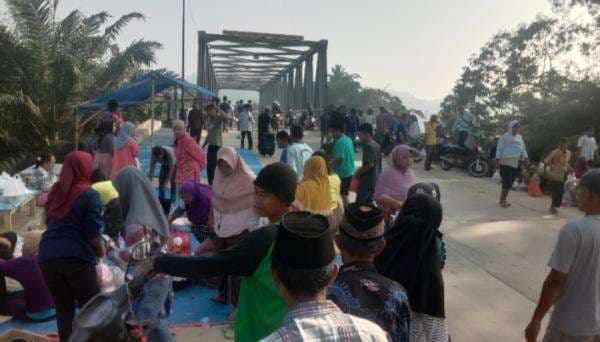Masyarakat Margoyoso Dua Do`a Bersama Di Dekat Jembatan Way Sekampung Panggung Rejo-Mataram
