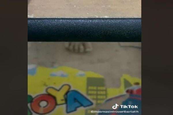 Viral! Video Penampakan Kaki Tanpa Ada Orangnya, Netizen: Merinding! Viral! Video Penampakan Kaki Tanpa Ada Orangnya, Netizen: Merinding!