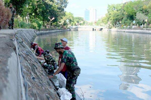 Bersihkan Sungai Kalimas, Pemkot-TNI AL Temukan Tumpukan Sampah 63 Ton Bersihkan Sungai Kalimas, Pemkot-TNI AL Temukan Tumpukan Sampah 63 Ton