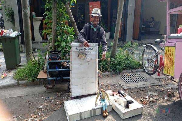 Maestro JJ Bawakan Wayang ala Amerika dI CFD Surabaya Maestro JJ Bawakan Wayang ala Amerika dI CFD Surabaya